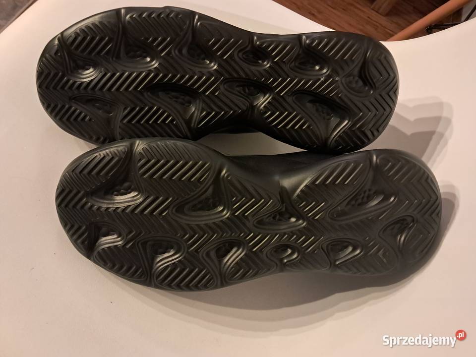 nowe buty z małą wadą fabryczną pokazaną na inna Sandomierz