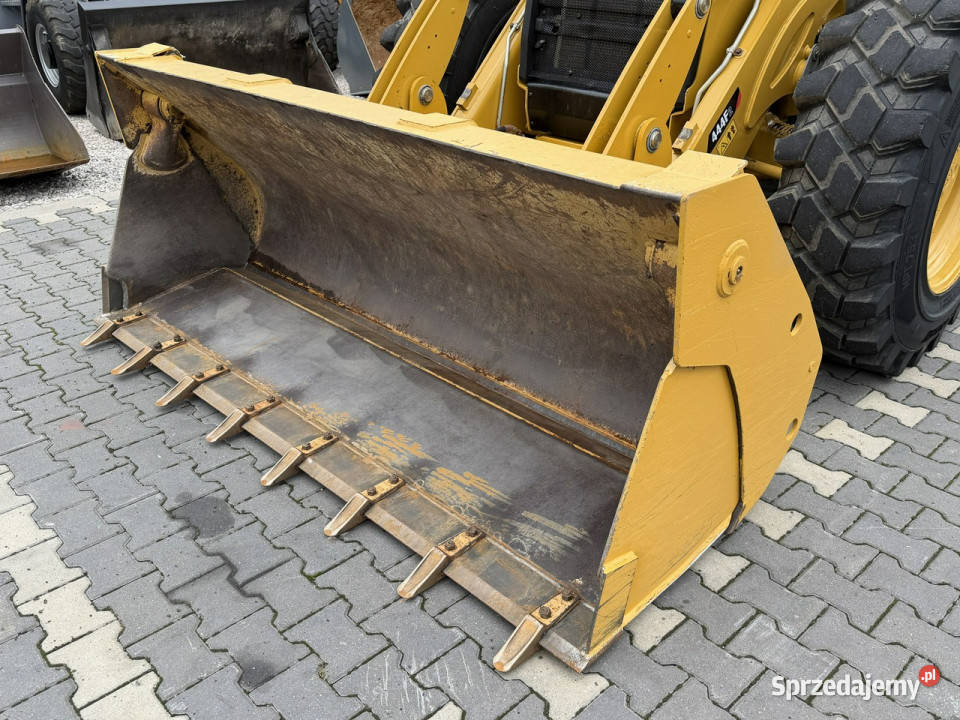 na równych kołach Caterpillar 444F Sterowanie na Widełki