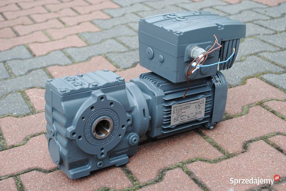Motoreduktor kątowy 075kw 7676obrmin SEW Kargowa
