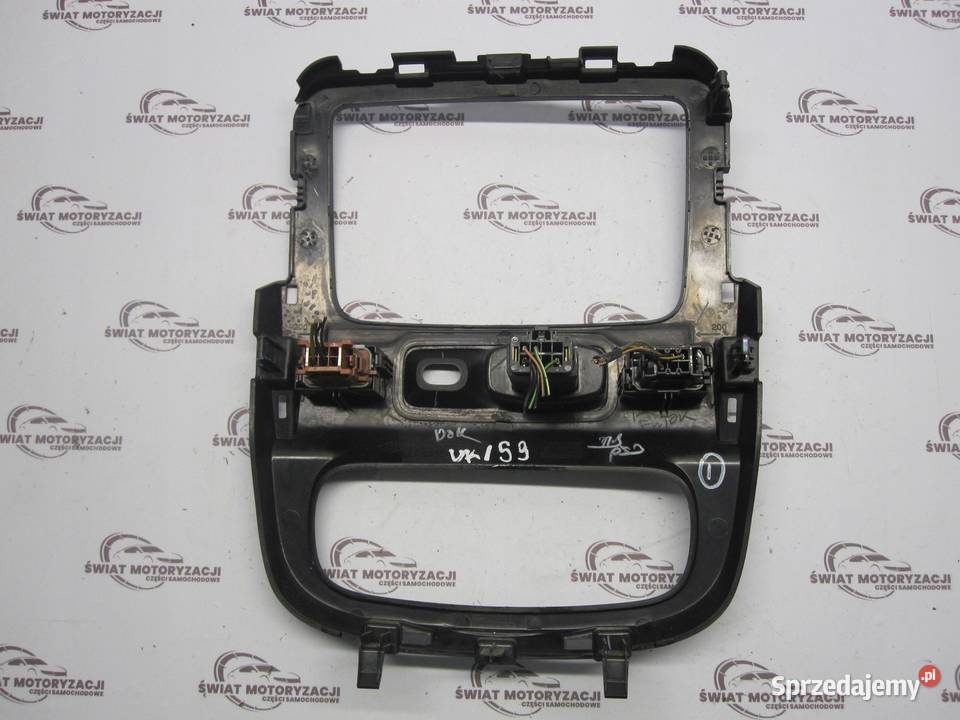 DACIA DUSTER I 13r ramka osłona radia 682604477R osobowe sprzedam