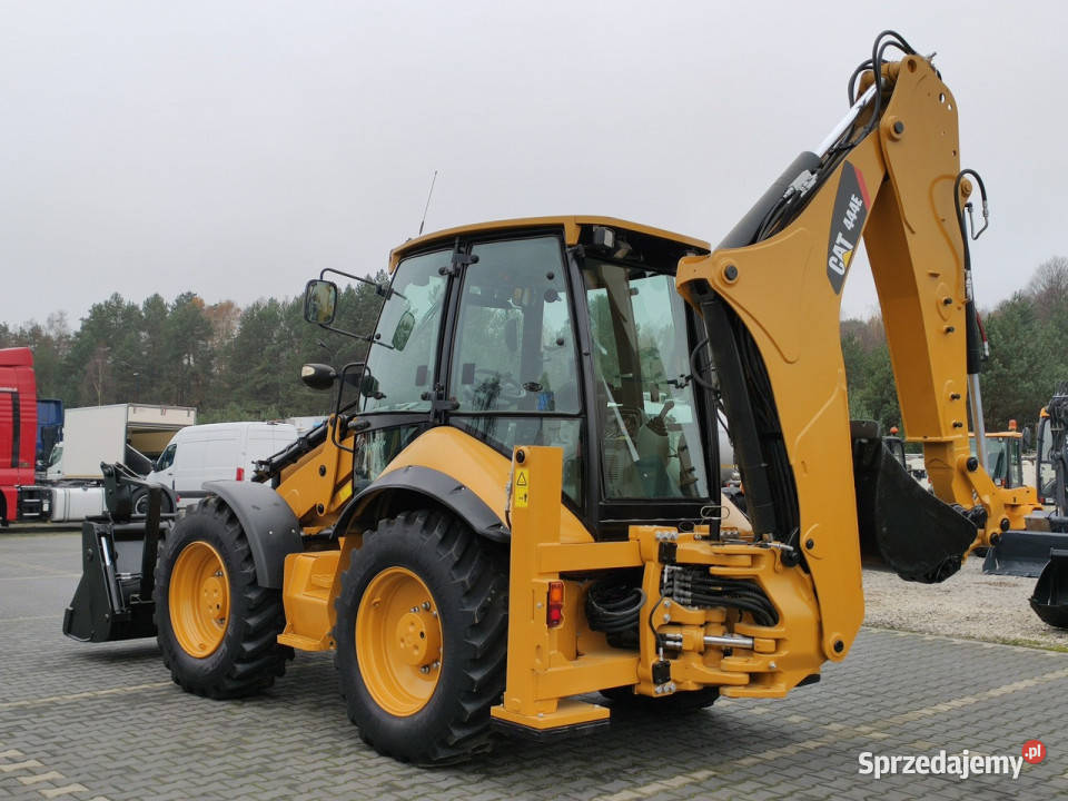 na równych kołach Caterpillar 444E Premier Widełki
