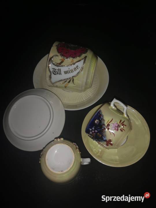 Filizanka opalizowana z wypuklym dekorem Gdańsk