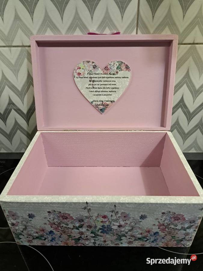 Kuferek kwiatowy z motylem różowy z imieniem opolskie sprzedam