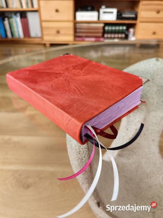 Różowa Biblia Twojego księdza Skóra naturalna twarda z obwolutą Radzewice