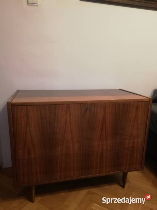 Komoda na nóżkach z epoki PRL Bieliźniarka Warszawa