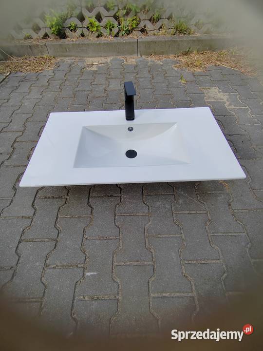 Duża umywalka z baterią i korkiem wpuszczana w Będzin