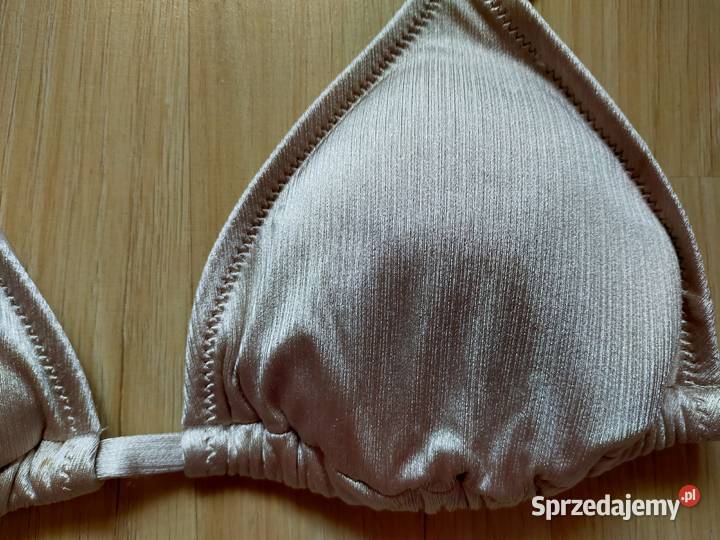 Góra kostiumu w złotym kolorze