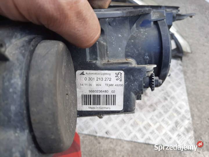 Lampa prawa Przednia Xenon Peugeot 407