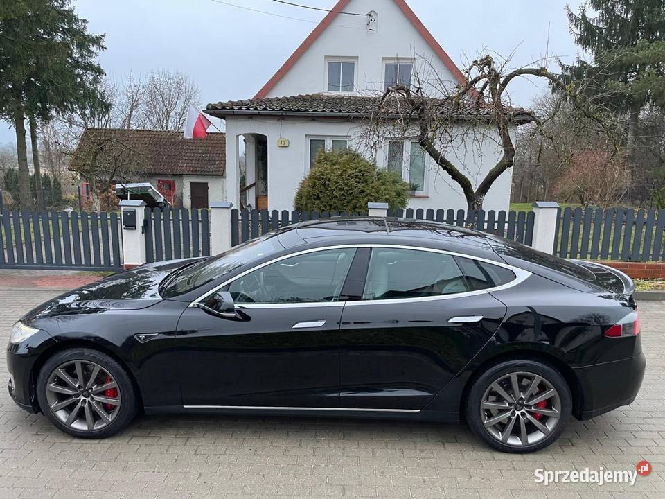 Tesla S P85 Performance Europa full panorama gniazdo SD