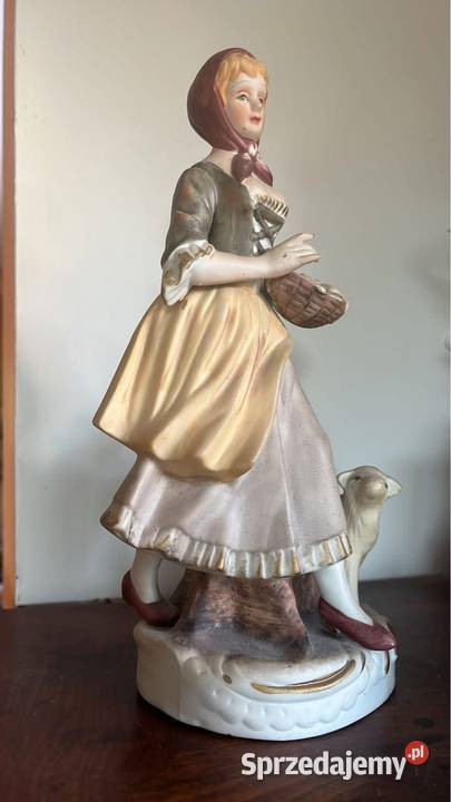 Figurka dziewczyny z owieczką Bez sygnatury Made Gdańsk