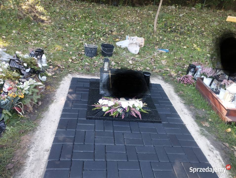 Brukowanie wokół nagrobka