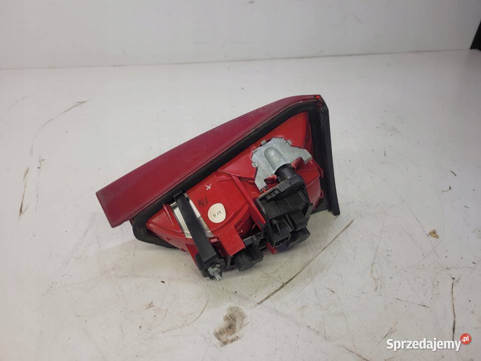 LAMPA PRAWY TYŁ W KLAPE AUDI A4 B8 SEDA Przystajń