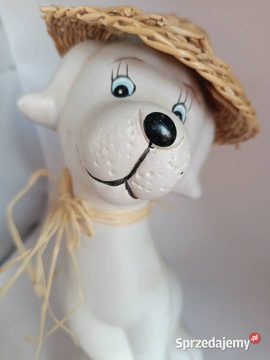 Ceramiczna figurka zwierzę pies w słomkowym Zamość