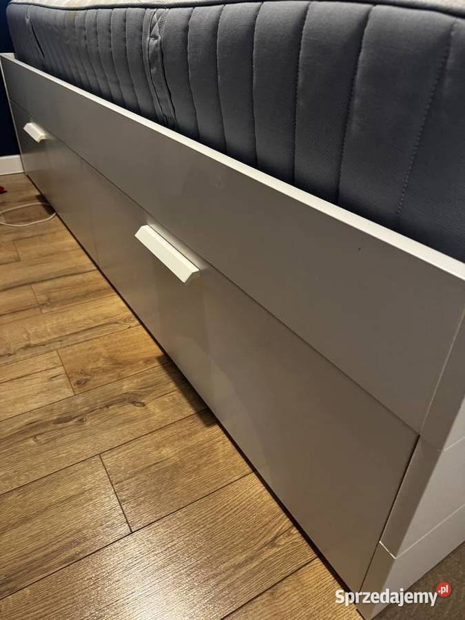Białe łóżko z wbudowanymi 4 szufladami materac