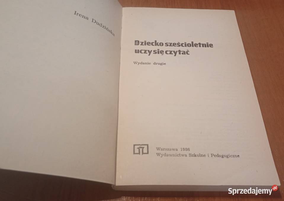 Dziecko sześcioletnie uczy się czytać Irena