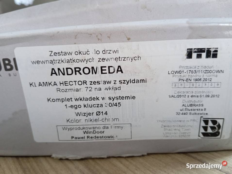 Klamka do drzwi zewnętrznych z szyldem rozetkami