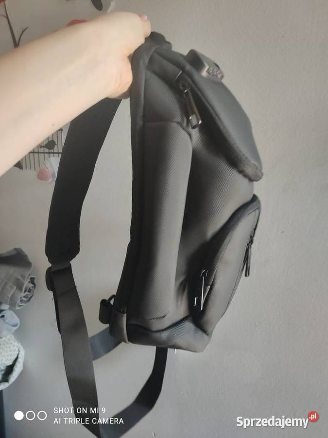 Pojemna czarna torba unisex z wejściem USB Warszawa