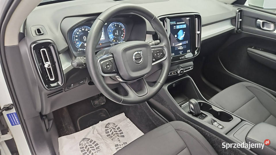 Volvo XC 40 T3 Momentum aut Z Polskiego Salonu Warszawa