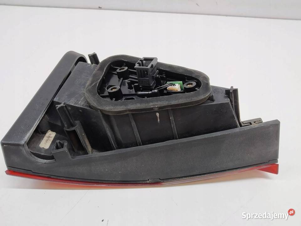 LAMPA TYŁ W KLAPĘ PRAWA KOMBI 3V9945308F Skoda Motoryzacja