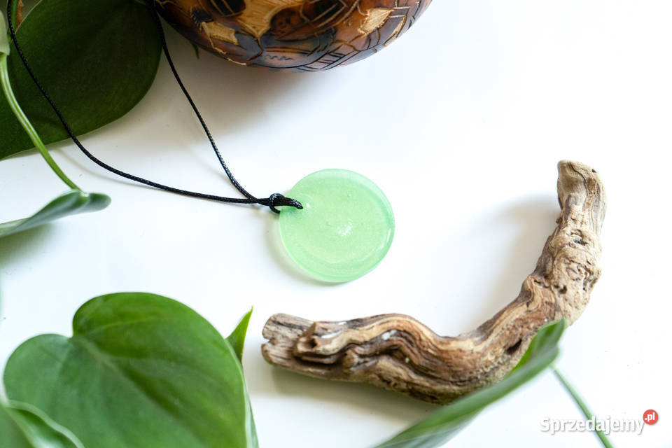 Świecący w ciemności zielony okrągły wisiorek i Naszyjniki mazowieckie