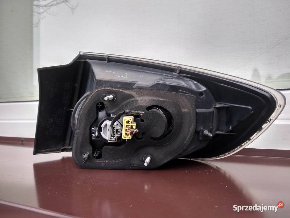 Mazda 3 BK sedan lampa tył tylna lewa narożna w