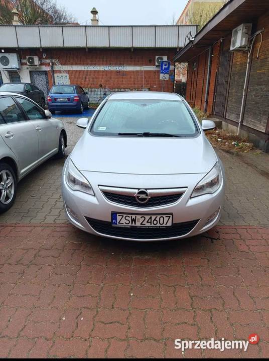 Opel Astra J 2012r z małym przebiegiem światła do jazdy dziennej