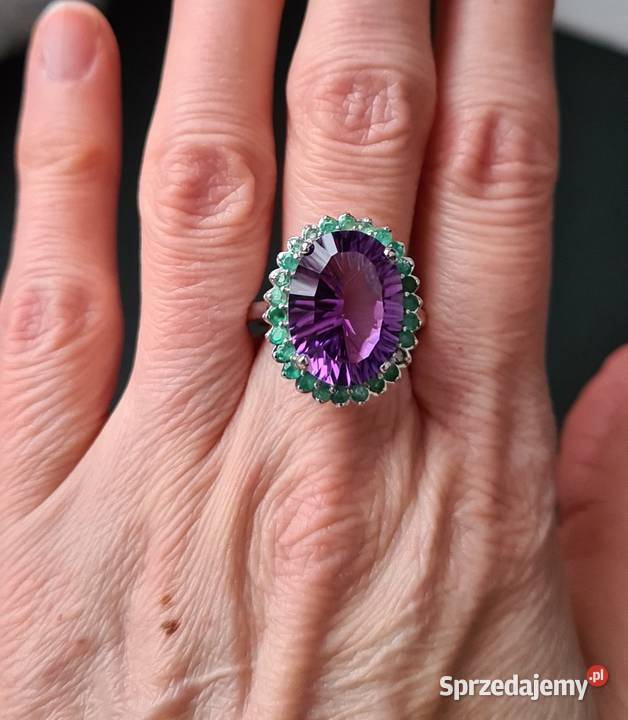 Srebrny pierścionek z ametystem i szmaragdami