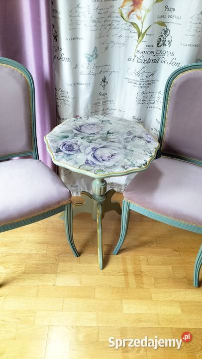 Stolik kawowy i dwa krzesła