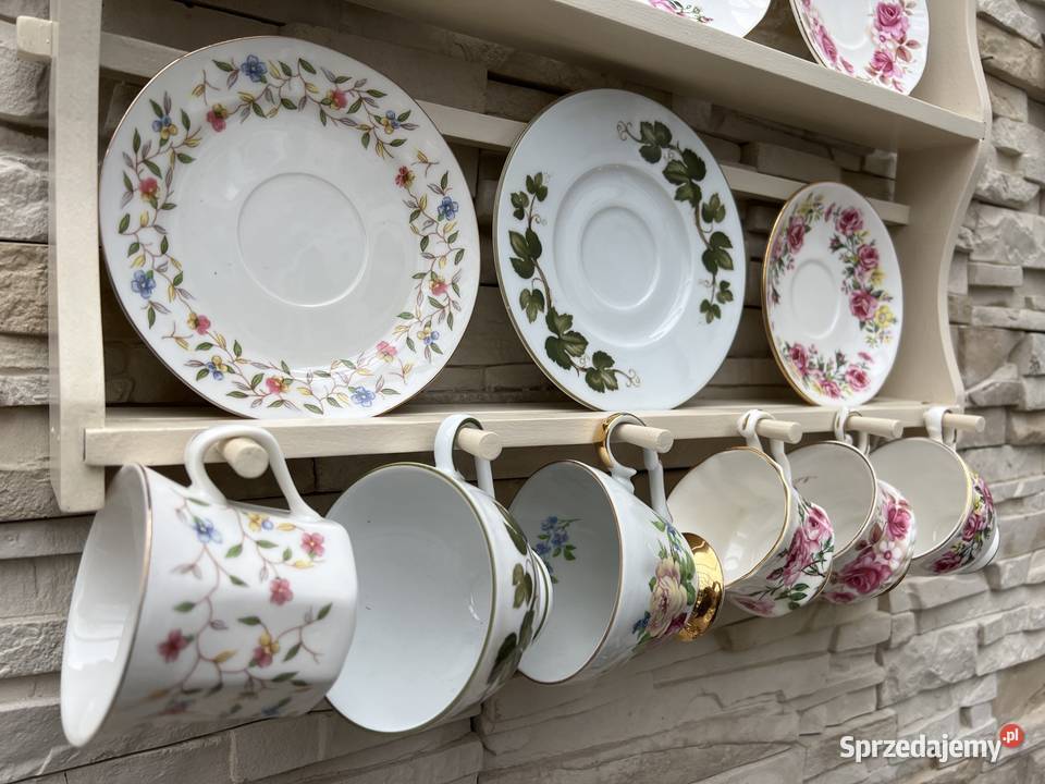 Sygnowane filiżanki na drewnianej półce Porcelana i szkło Bystrzyca Kłodzka