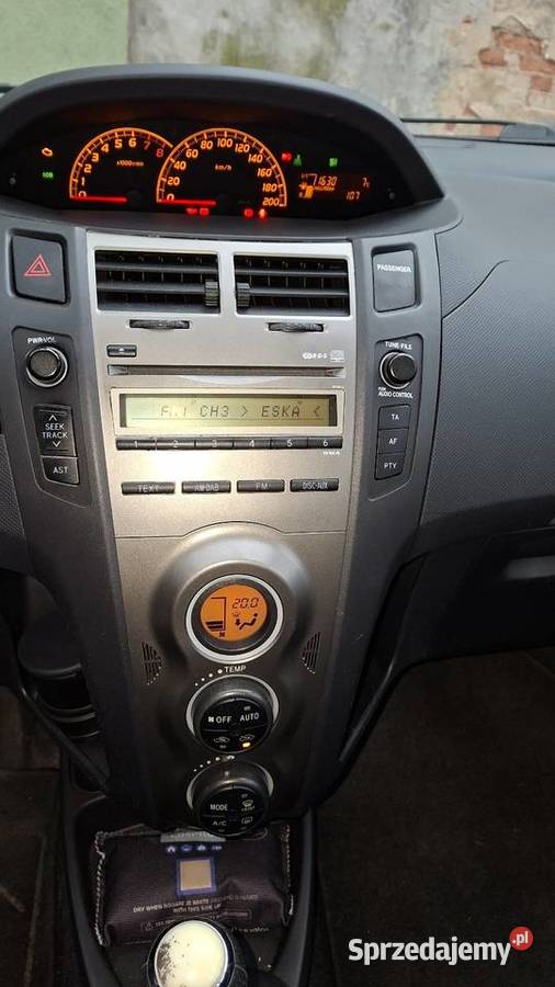 Toyota yaris 13 benzyna vTec biały Świdnica sprzedam