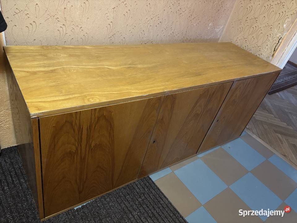 Duża jasna drewniana komoda