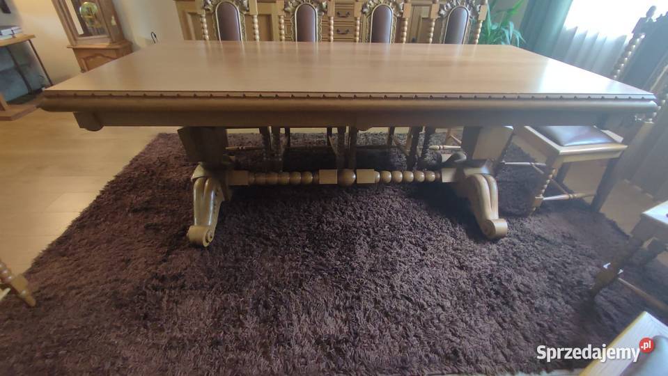 Drewniany stół z krzesłami w stylu rustykalnym z