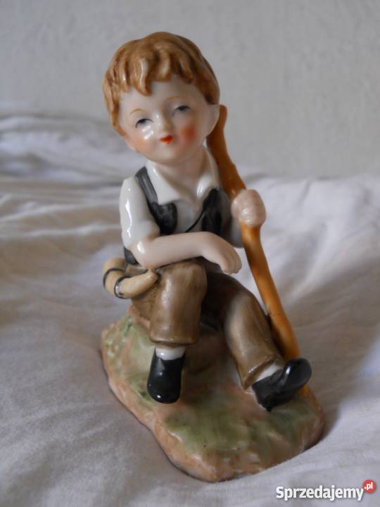 Figurka z porcelany sygnowana FOREIGN siedzący