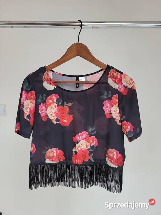 Czarna bluzka crop top w kwiaty z frędzlami Liszki