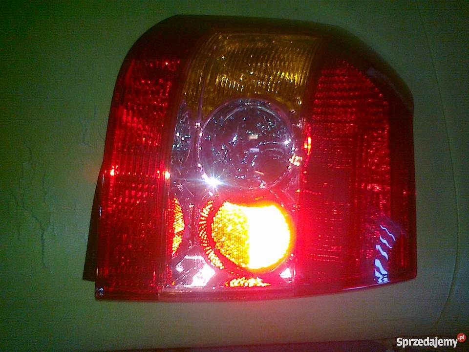 TOYOTA COROLLA 200435 drzwi LAMPA TYŁ LEWAPRAWA lampy tylne Pruszków sprzedam