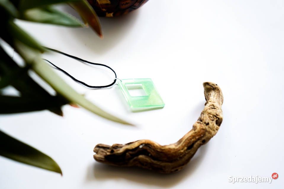 Zielony wisiorek romb świecący w ciemności i UV Warszawa