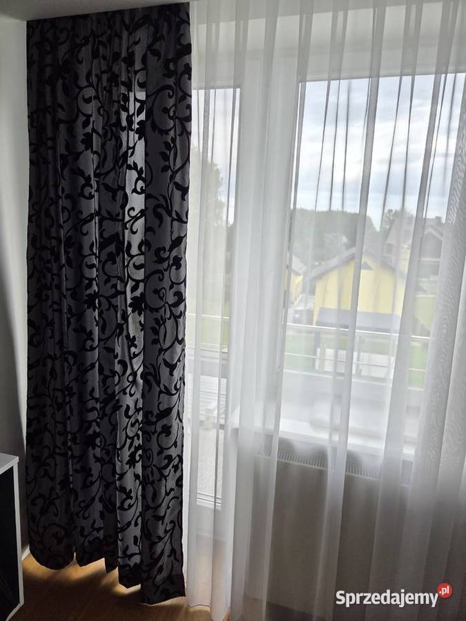 Dwie czarne zasłony we wzór Liszki