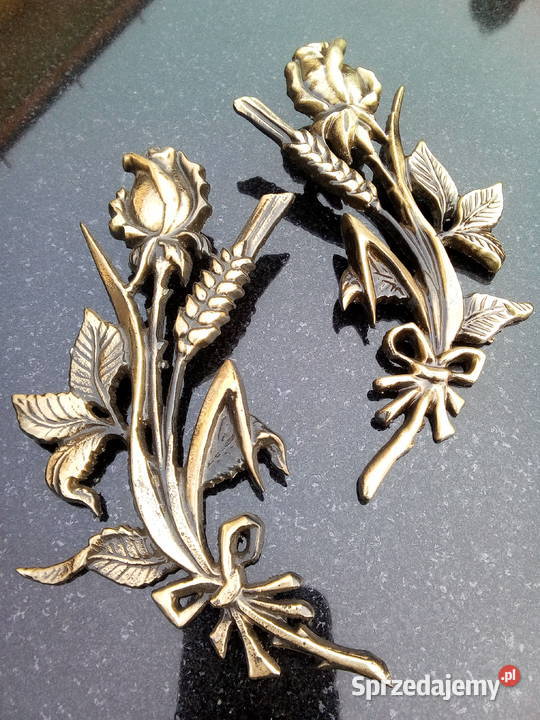 Róża z dłonią czerniona mosiężna złota nagrobek Strzegowo