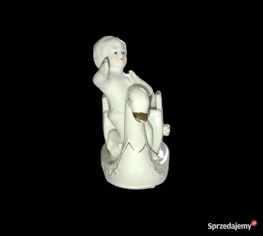 Porcelanowa figurka łabędzie sanie z chłopcem Porcelana i szkło lubuskie Słubice