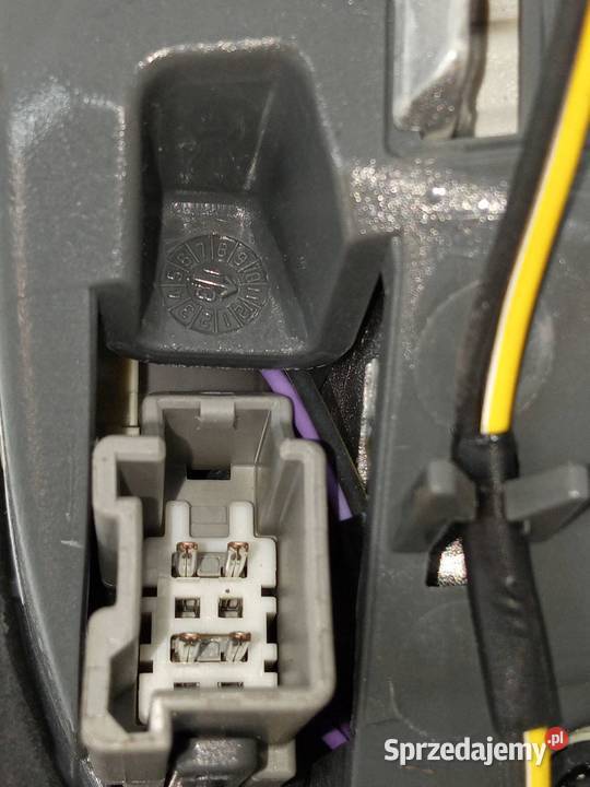 LAMPA TYŁ W KLAPĘ PRAWA 68102920AB Jeep Cherokee Lampy tylne Części samochodowe świętokrzyskie