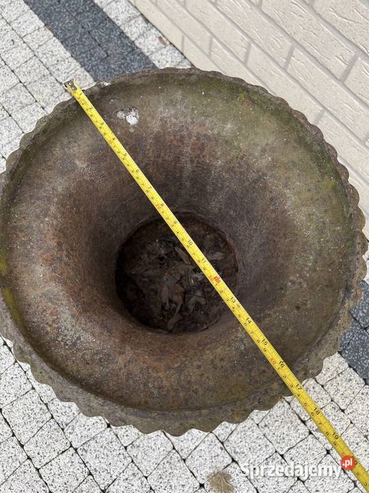 Stara pałacowa żeliwna donica z głowami diabła Bystrzyca Kłodzka