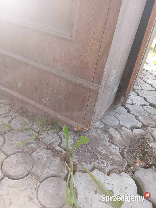 Stara drewniana szafa do renowacji