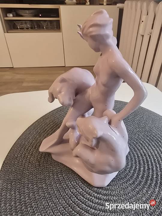 Figurka porcelanowa kobieta z niedźwiedziami