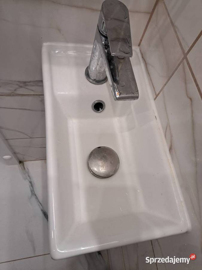 Wąska umywalka z baterią Wykończenie Pełczyce