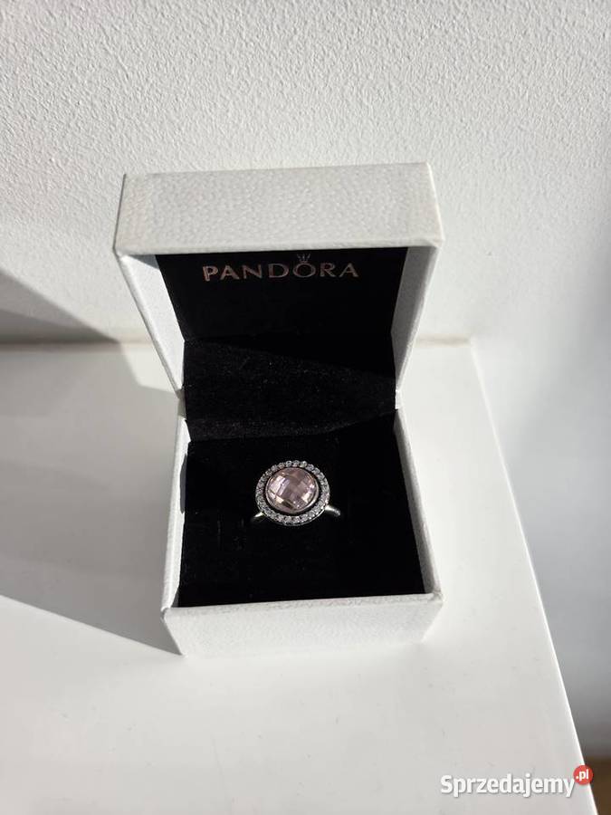 Pierścionek z różową cyrkonią sześcienną Pandora