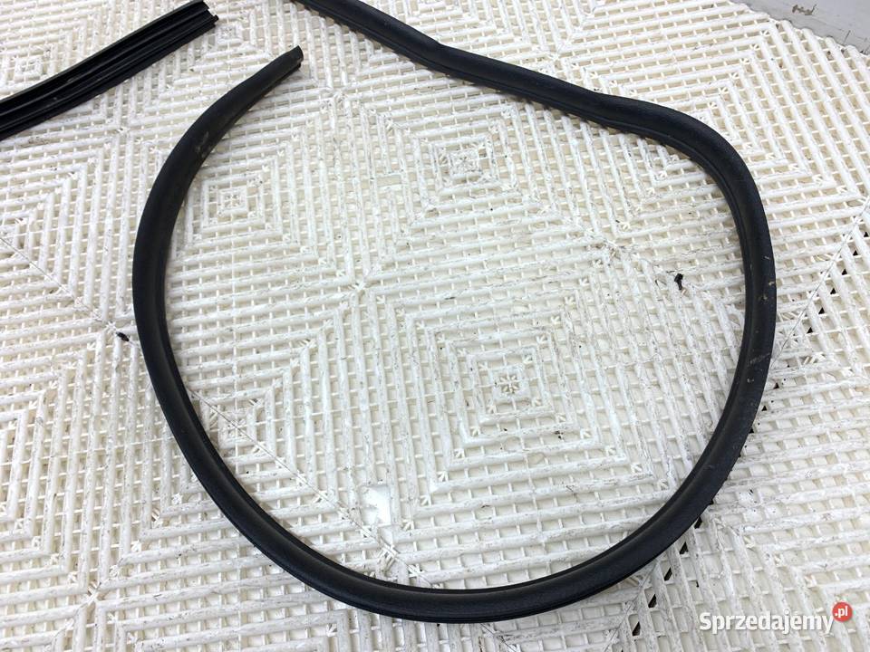 USZCZELKA DRZWI PRZÓD PRAWA DACIA DUSTER SUV