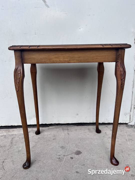 Drewniany stolik z rzeźbionymi nogami styl Rawicz