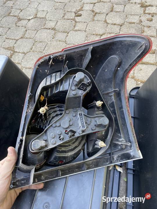 Lampa tylna lewa w błotnik tył Toyota Avensis Kamocin