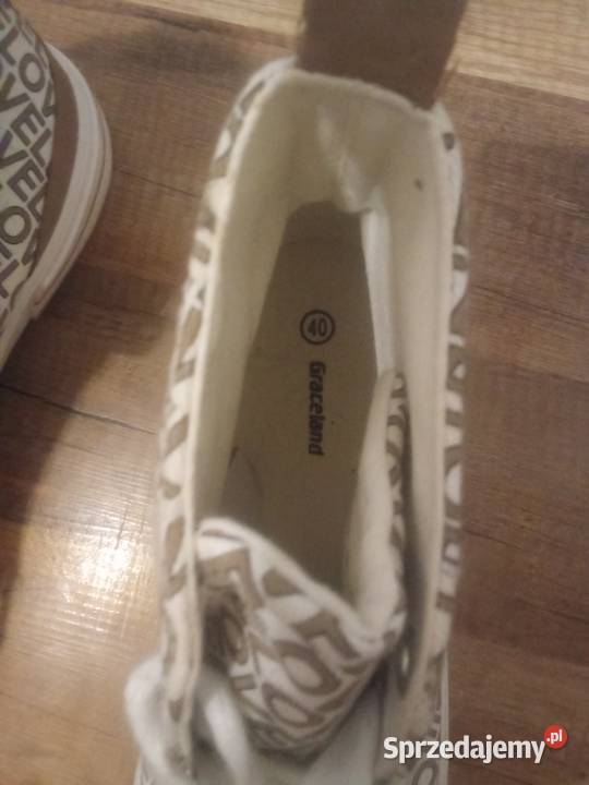 Sprzedam buty widoczne na zdjęciu tkanina Krzczonów Trzeci