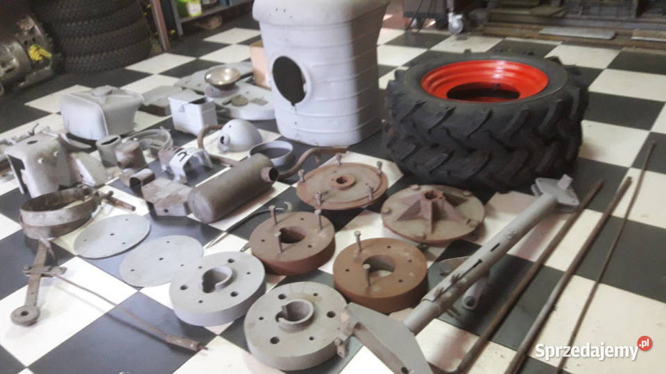 Ciągnik Dzik 2 z przyczepą w trakcie remontu Puszczykowo